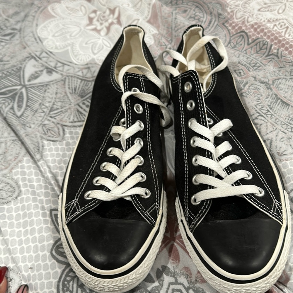 Men’s size 10 canvas low top Converse